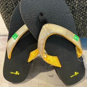 Sanuk - super soft and cushioned flip flops Women’s size 6